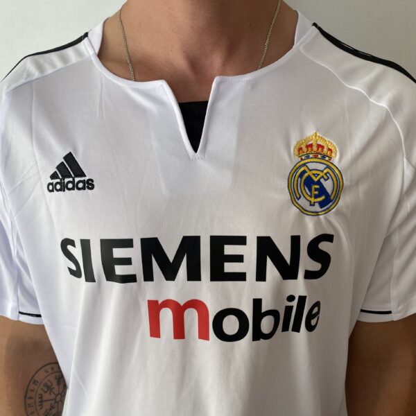 2025-02-19 16.25.30 Camisa Retrô Real Madrid Home 2003/2004 - Beckham 23 - Adidas Branca - Imagem 3