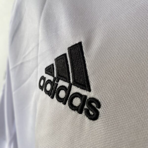 2025-02-19 16.26.03 Camisa Retrô Real Madrid Home 2003/2004 - Beckham 23 - Adidas Branca - Imagem 5