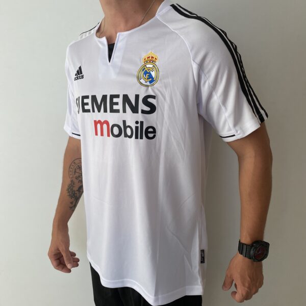 2025-02-19 16.27.08 Camisa Retrô Real Madrid Home 2003/2004 - Beckham 23 - Adidas Branca - Imagem 9