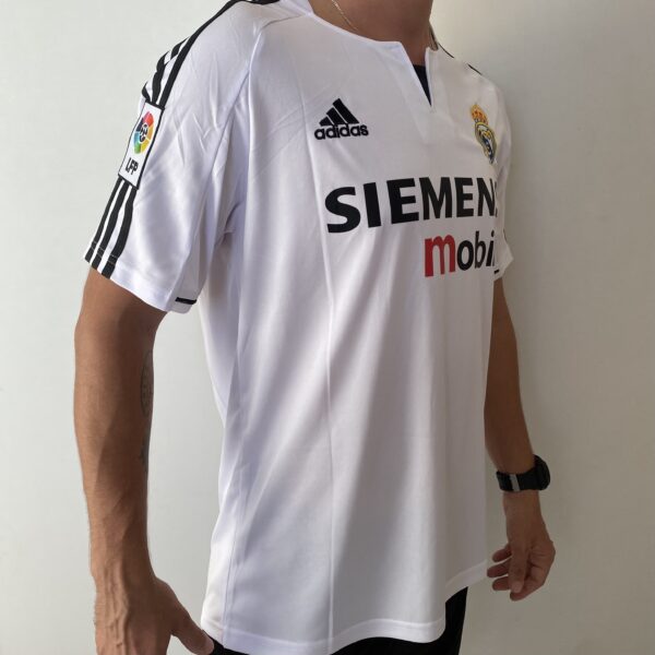 2025-02-19 16.27.50 Camisa Retrô Real Madrid Home 2003/2004 - Beckham 23 - Adidas Branca - Imagem 10