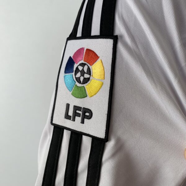 2025-02-19 16.28.14 Camisa Retrô Real Madrid Home 2003/2004 - Beckham 23 - Adidas Branca - Imagem 11