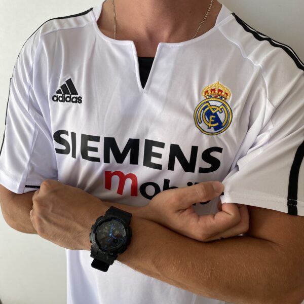 2025-02-19 16.28.28 Camisa Retrô Real Madrid Home 2003/2004 - Beckham 23 - Adidas Branca - Imagem 12