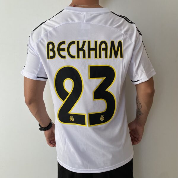 2025-02-19 16.34.47 Camisa Retrô Real Madrid Home 2003/2004 - Beckham 23 - Adidas Branca - Imagem 14