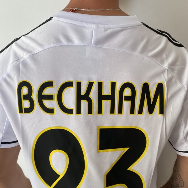 2025-02-19 16.34.52 Camisa Retrô Real Madrid Home 2003/2004 - Beckham 23 - Adidas Branca - Imagem 15