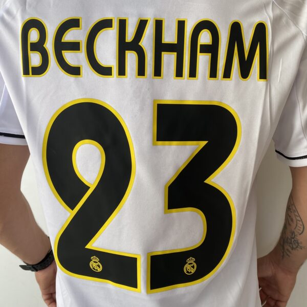 2025-02-19 16.34.55 Camisa Retrô Real Madrid Home 2003/2004 - Beckham 23 - Adidas Branca - Imagem 16