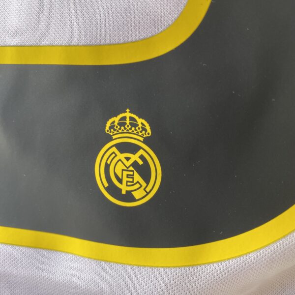 2025-02-19 16.35.01 Camisa Retrô Real Madrid Home 2003/2004 - Beckham 23 - Adidas Branca - Imagem 17
