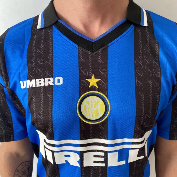2025-02-19 16.56.59 Camisa Retrô Inter de Milão Home 1997/1998 - Ronaldo 10 - Umbro - Azul Preta - Imagem 3