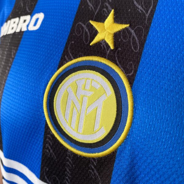 2025-02-19 16.57.09 Camisa Retrô Inter de Milão Home 1997/1998 - Ronaldo 10 - Umbro - Azul Preta - Imagem 4