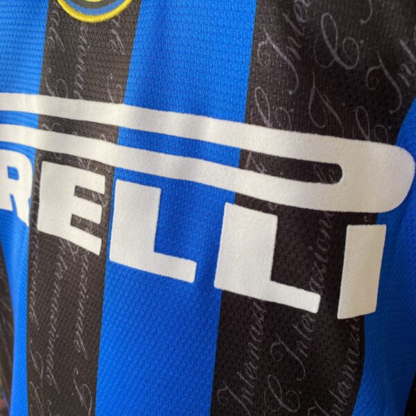 2025-02-19 16.57.30 Camisa Retrô Inter de Milão Home 1997/1998 - Ronaldo 10 - Umbro - Azul Preta - Imagem 5