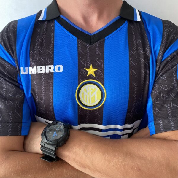 2025-02-19 16.58.13 Camisa Retrô Inter de Milão Home 1997/1998 - Ronaldo 10 - Umbro - Azul Preta - Imagem 7
