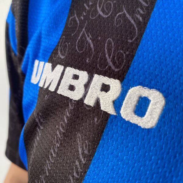 2025-02-19 16.58.33 Camisa Retrô Inter de Milão Home 1997/1998 - Ronaldo 10 - Umbro - Azul Preta - Imagem 8