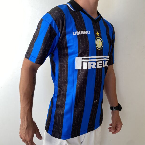 2025-02-19 16.59.38 Camisa Retrô Inter de Milão Home 1997/1998 - Ronaldo 10 - Umbro - Azul Preta - Imagem 10