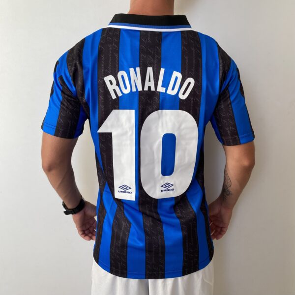 2025-02-19 17.06.23 Camisa Retrô Inter de Milão Home 1997/1998 - Ronaldo 10 - Umbro - Azul Preta - Imagem 12