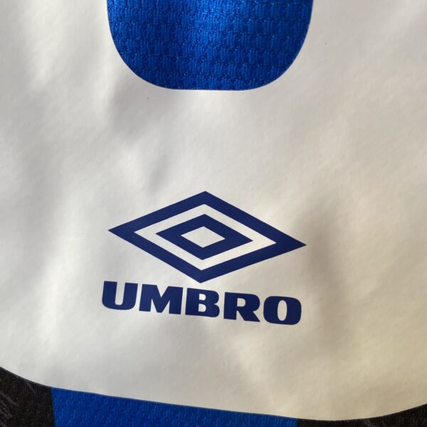 2025-02-19 17.06.42 Camisa Retrô Inter de Milão Home 1997/1998 - Ronaldo 10 - Umbro - Azul Preta - Imagem 14