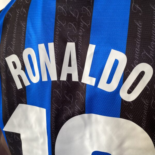 2025-02-19 17.06.49 Camisa Retrô Inter de Milão Home 1997/1998 - Ronaldo 10 - Umbro - Azul Preta - Imagem 15