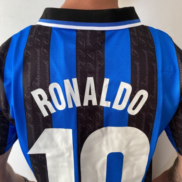 2025-02-19 17.06.54 Camisa Retrô Inter de Milão Home 1997/1998 - Ronaldo 10 - Umbro - Azul Preta - Imagem 16