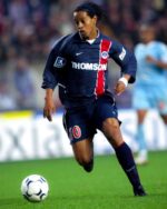 Camisa Retrô Paris Saint-Germain - PSG Home 2002/2003 - Ronaldinho 10 - Nike - Azul Thomson - Imagem 10