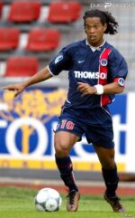 Camisa Retrô Paris Saint-Germain - PSG Home 2002/2003 - Ronaldinho 10 - Nike - Azul Thomson - Imagem 12