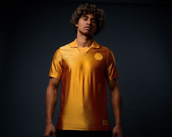 Camisa Wolverhampton Especial 70 Anos Dourada Versão Torcedor 24/2025 SUDU - Imagem 5
