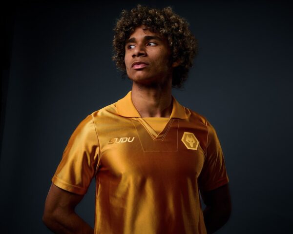 Camisa Wolverhampton Especial 70 Anos Dourada Versão Torcedor 24/2025 SUDU - Imagem 6