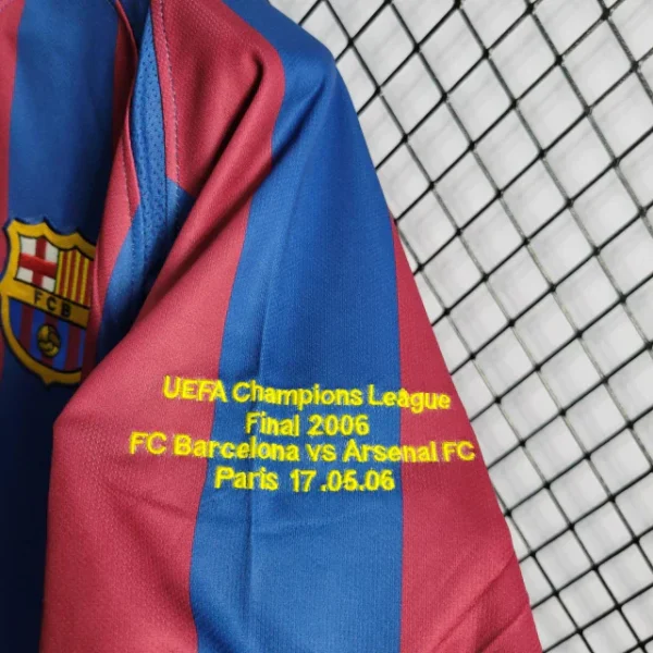 Camisa Retrô Barcelona Home 2005/2006 - Ronaldinho 10 - Nike - Azul Grená - Imagem 23
