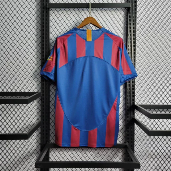 Camisa Retrô Barcelona Home 2005/2006 - Ronaldinho 10 - Nike - Azul Grená - Imagem 22