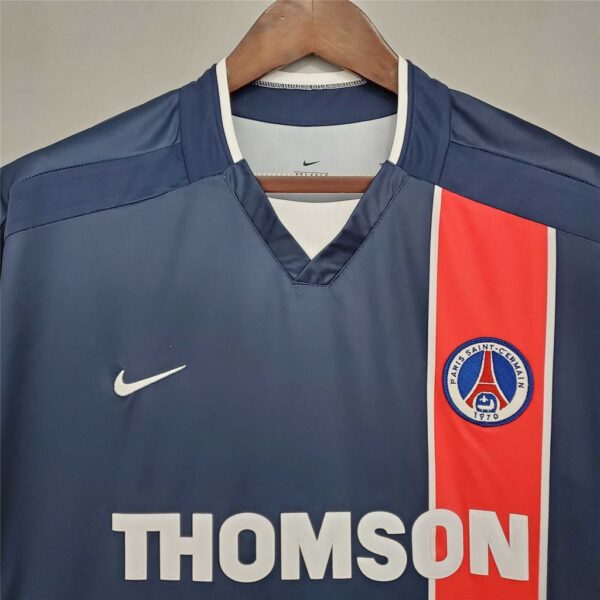 jk jkwefnnwenjfwfjkfw Camisa Retrô Paris Saint-Germain - PSG Home 2002/2003 - Ronaldinho 10 - Nike - Azul Thomson - Imagem 2