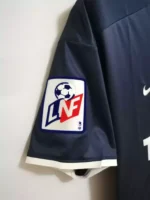 Camisa Retrô Paris Saint-Germain - PSG Home 2002/2003 - Ronaldinho 10 - Nike - Azul Thomson - Imagem 6