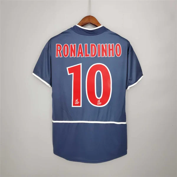 kjvwnfjkwnjjfwe Camisa Retrô Paris Saint-Germain - PSG Home 2002/2003 - Ronaldinho 10 - Nike - Azul Thomson - Imagem 9
