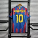 Camisa Retrô Barcelona Home 2005/2006 - Ronaldinho 10 - Nike - Azul Grená - Imagem 21