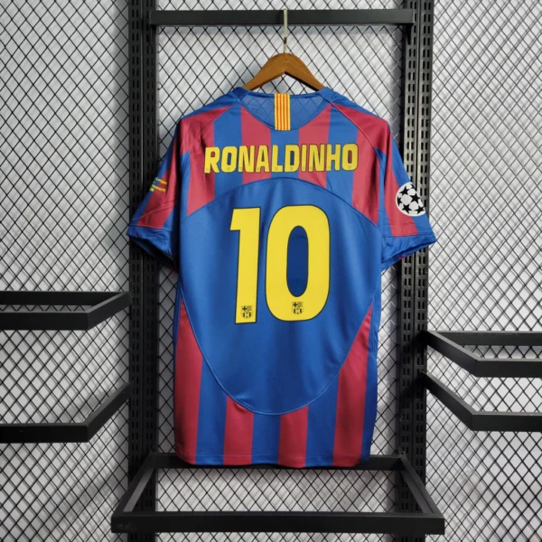 Camisa Retrô Barcelona Home 2005/2006 - Ronaldinho 10 - Nike - Azul Grená - Imagem 21