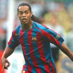 Camisa Retrô Barcelona Home 2005/2006 - Ronaldinho 10 - Nike - Azul Grená - Imagem 19