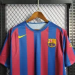 Camisa Retrô Barcelona Home 2005/2006 - Ronaldinho 10 - Nike - Azul Grená - Imagem 20