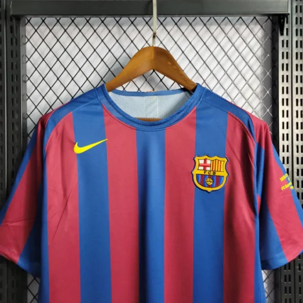 Camisa Retrô Barcelona Home 2005/2006 - Ronaldinho 10 - Nike - Azul Grená - Imagem 20