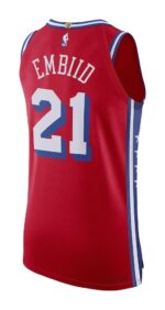 Camiseta Regata Basquete NBA Philadelphia 76ers Sixers 21 Embiid Statement Edition 2025 Vermelha Jordan - Imagem 2