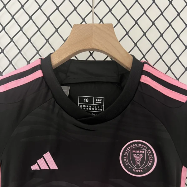 vjbjvjwjkv Kit Conjunto Infantil Crianças Camisa e Calção Inter Miami FC Away Infantil 24/2025 Adidas - Imagem 3