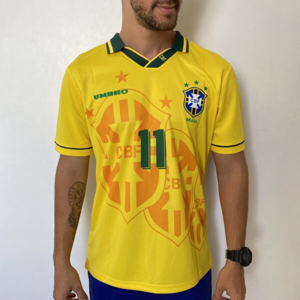 2024-12-23 10.04.30 Camisa Retrô Clássica Seleção Brasileira Brasil – Versão Torcedor Umbro – Amarela – 1994 - Romário 11 - Imagem 3