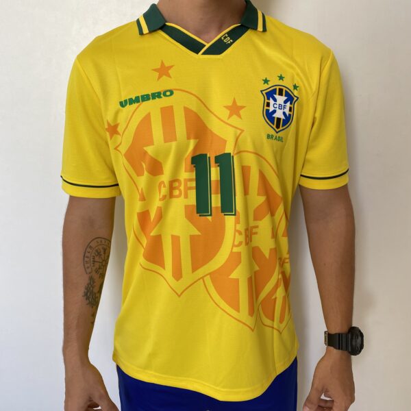 2024-12-23 10.05.00 Camisa Retrô Clássica Seleção Brasileira Brasil – Versão Torcedor Umbro – Amarela – 1994 - Romário 11 - Imagem 1
