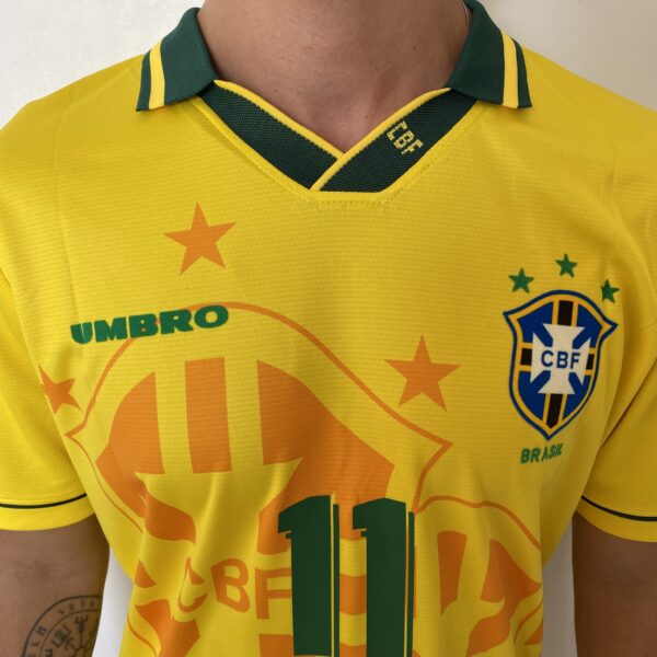 2024-12-23 10.05.17 Camisa Retrô Clássica Seleção Brasileira Brasil – Versão Torcedor Umbro – Amarela – 1994 - Romário 11 - Imagem 4