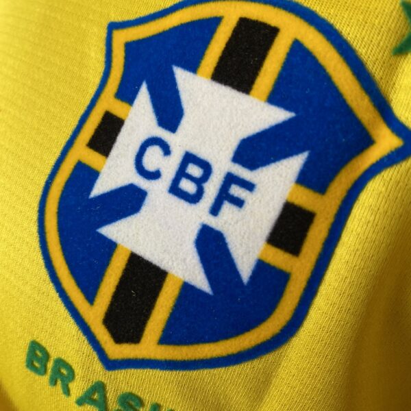 2024-12-23 10.06.10 Camisa Retrô Clássica Seleção Brasileira Brasil – Versão Torcedor Umbro – Amarela – 1994 - Romário 11 - Imagem 6