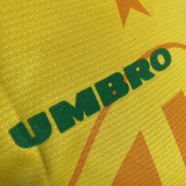 2024-12-23 10.06.29 Camisa Retrô Clássica Seleção Brasileira Brasil – Versão Torcedor Umbro – Amarela – 1994 - Romário 11 - Imagem 7