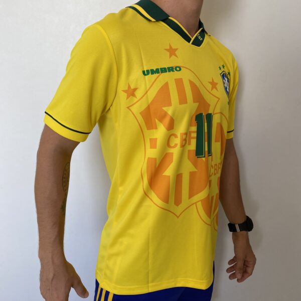 2024-12-23 10.08.59 Camisa Retrô Clássica Seleção Brasileira Brasil – Versão Torcedor Umbro – Amarela – 1994 - Romário 11 - Imagem 12