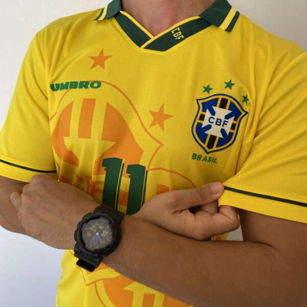 2024-12-23 10.10.31 Camisa Retrô Clássica Seleção Brasileira Brasil – Versão Torcedor Umbro – Amarela – 1994 - Romário 11 - Imagem 13