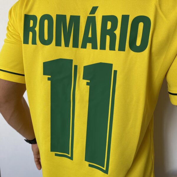 2024-12-23 10.14.17 Camisa Retrô Clássica Seleção Brasileira Brasil – Versão Torcedor Umbro – Amarela – 1994 - Romário 11 - Imagem 16