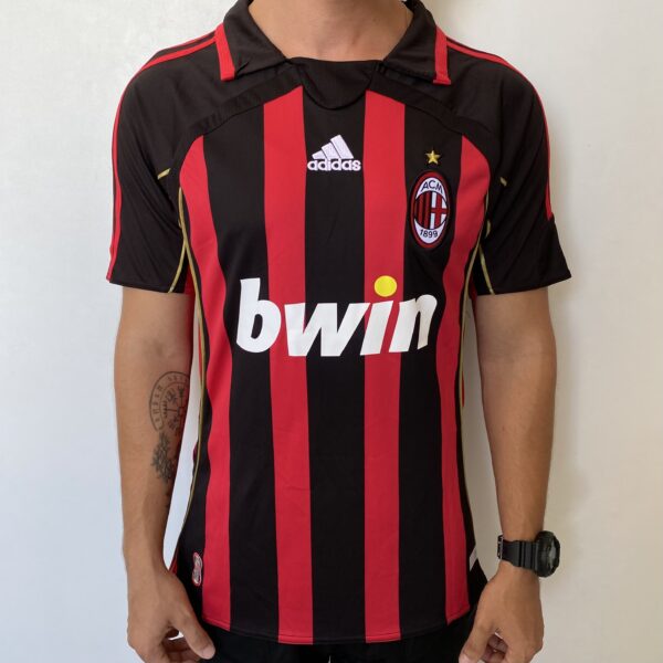2024-12-23 10.39.28 Camisa Retrô Milan Home 2006/2007 Adidas - Kaká 22 - Imagem 1