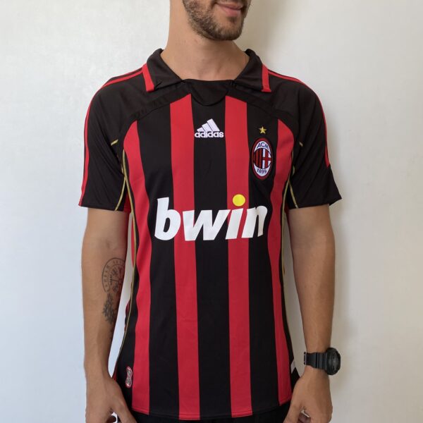 2024-12-23 10.39.43 Camisa Retrô Milan Home 2006/2007 Adidas - Kaká 22 - Imagem 3