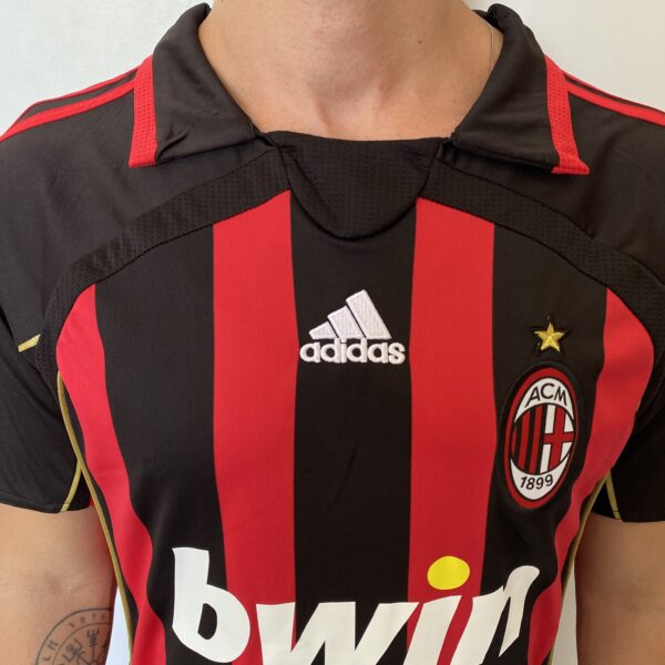 2024-12-23 10.40.05 Camisa Retrô Milan Home 2006/2007 Adidas - Kaká 22 - Imagem 4
