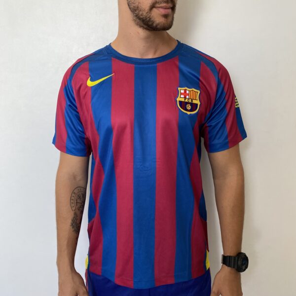Camisa Retrô Barcelona Home 2005/2006 - Ronaldinho 10 - Nike - Azul Grená - Imagem 1