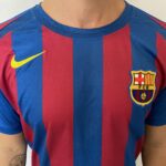 Camisa Retrô Barcelona Home 2005/2006 - Ronaldinho 10 - Nike - Azul Grená - Imagem 4