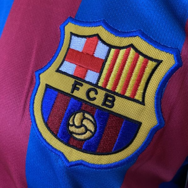 Camisa Retrô Barcelona Home 2005/2006 - Ronaldinho 10 - Nike - Azul Grená - Imagem 5